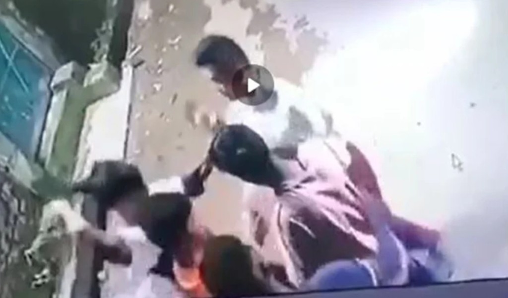 চট্টগ্রামে ছিনতাইয়ের পর ছুরিকাঘাতের চেষ্টা, সিসিটিভি ফুটেজ ভাইরাল 3 চট্টগ্রামে ছিনতাইয়ের পর ছুরিকাঘাতের চেষ্টা সিসিটিভি ফুটেজ ভাইরাল 1755166774 চট্টগ্রামে ছিনতাইয়ের পর ছুরিকাঘাতের চেষ্টা, সিসিটিভি ফুটেজ ভাইরাল
