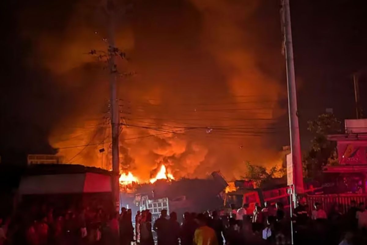 চট্টগ্রামে ঝুটের গুদামে আগুন, ছয় ঘণ্টা পরও পুরোপুরি নেভেনি