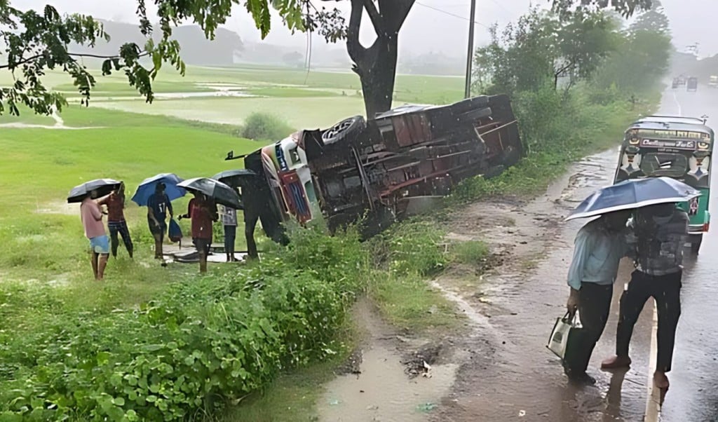 চট্টগ্রামে দুটি বাসের পাল্লা একটি উল্টে আহত ৮ 1754462371 চট্টগ্রামে ২ বাসের পাল্লা, একটি উল্টে আহত ৮