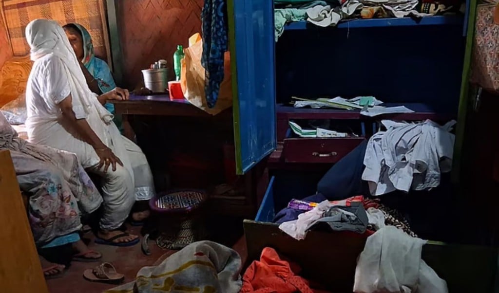 চট্টগ্রামে প্রবাসীর বাড়িতে দুই শিশুর গলায় ছুরি ধরে ডাকাতি 1756187600 চট্টগ্রামে প্রবাসীর বাড়িতে দুই শিশুর গলায় ছুরি ধরে ডাকাতি