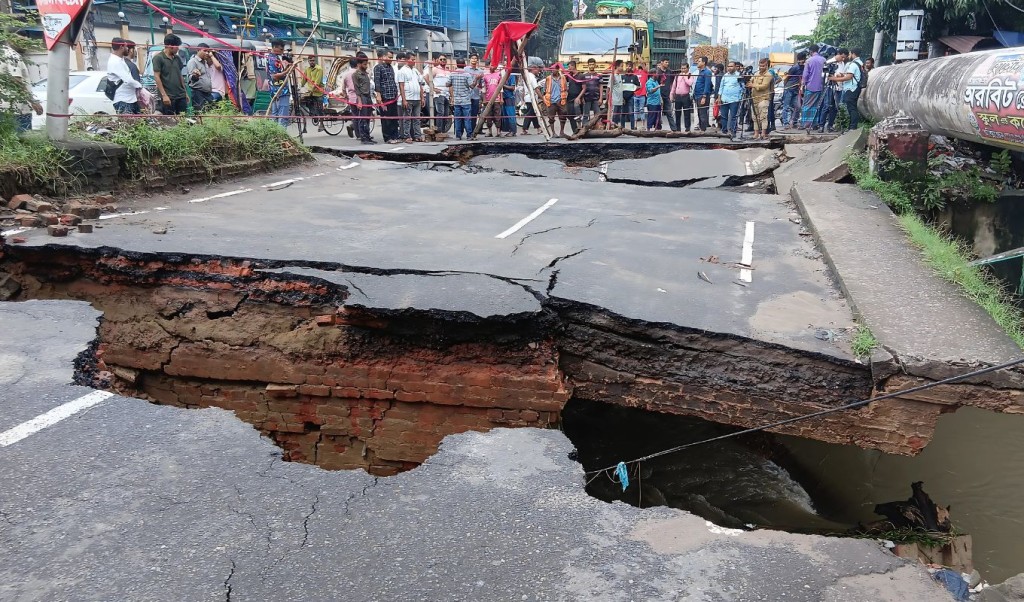 চট্টগ্রামে ভারী বর্ষণ, ব্রিজ ভেঙে বন্ধ যান চলাচল 4 চট্টগ্রামে ভারী বর্ষণে ভেঙে গেল ব্রিজ যান চলাচল বন্ধ 1754550192 চট্টগ্রামে ভারী বর্ষণ, ব্রিজ ভেঙে বন্ধ যান চলাচল
