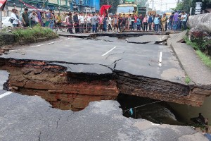 চট্টগ্রামে ভারী বর্ষণ, ব্রিজ ভেঙে বন্ধ যান চলাচল