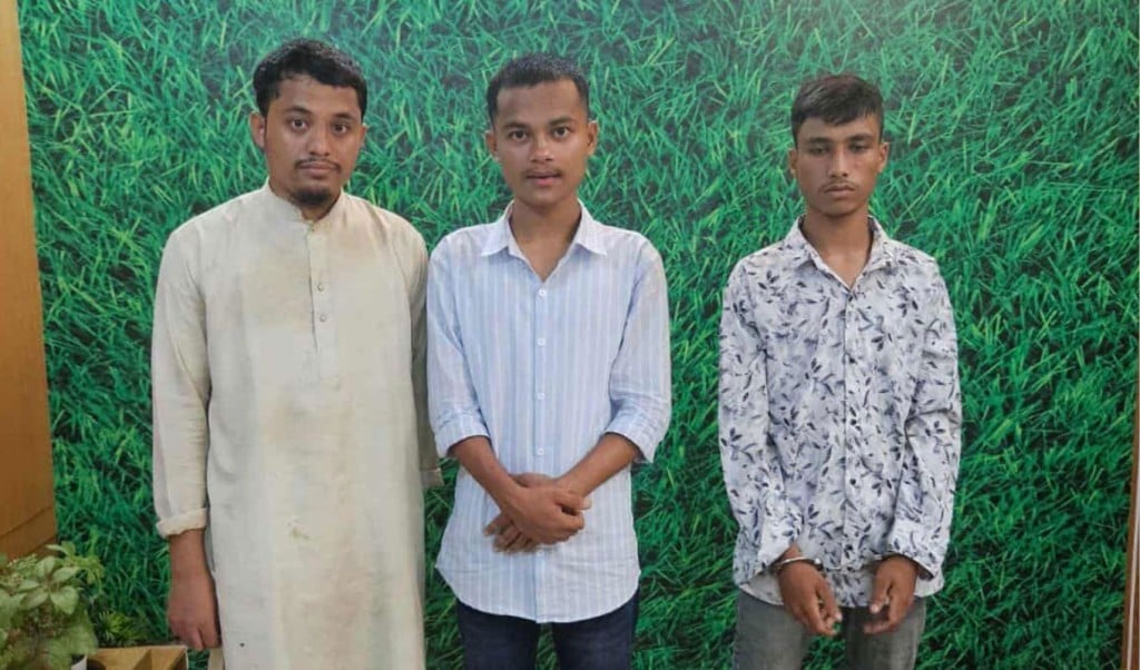 চট্টগ্রামে ভুয়া তথ্য দিয়ে পাসপোর্ট করার চেষ্টা দুই রোহিঙ্গাসহ আটক ৩ 1756473618 চট্টগ্রামে ভুয়া তথ্য দিয়ে পাসপোর্ট করার চেষ্টা, দুই রোহিঙ্গাসহ আটক ৩