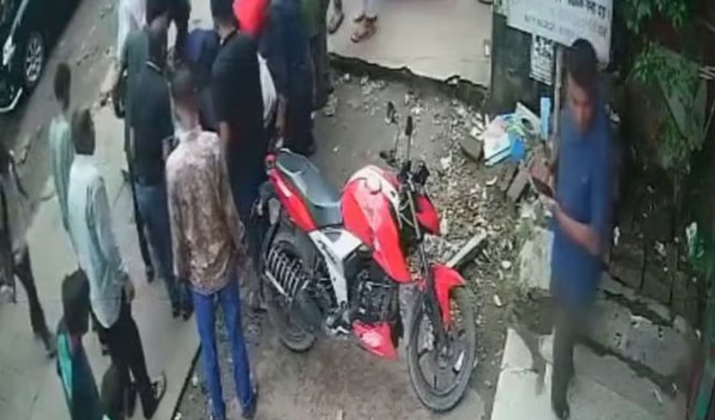 চট্টগ্রামে স্ল্যাব উল্টে নালায় পড়ে গেলেন তরুণী, ভিডিও ভাইরাল 3 ভিডিও