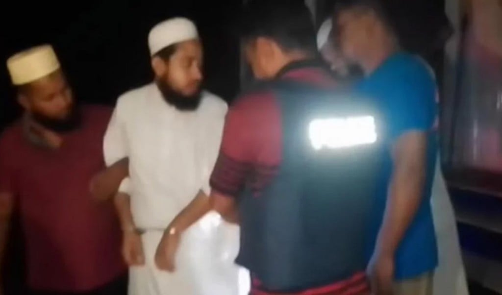 চতুর্থ শ্রেণির ছাত্রকে বলাৎকারের অভিযোগে মাদ্রাসা শিক্ষক গ্রেপ্তার 1755765594 চতুর্থ শ্রেণির ছাত্রকে বলাৎকারের অভিযোগে মাদ্রাসা শিক্ষক গ্রেপ্তার