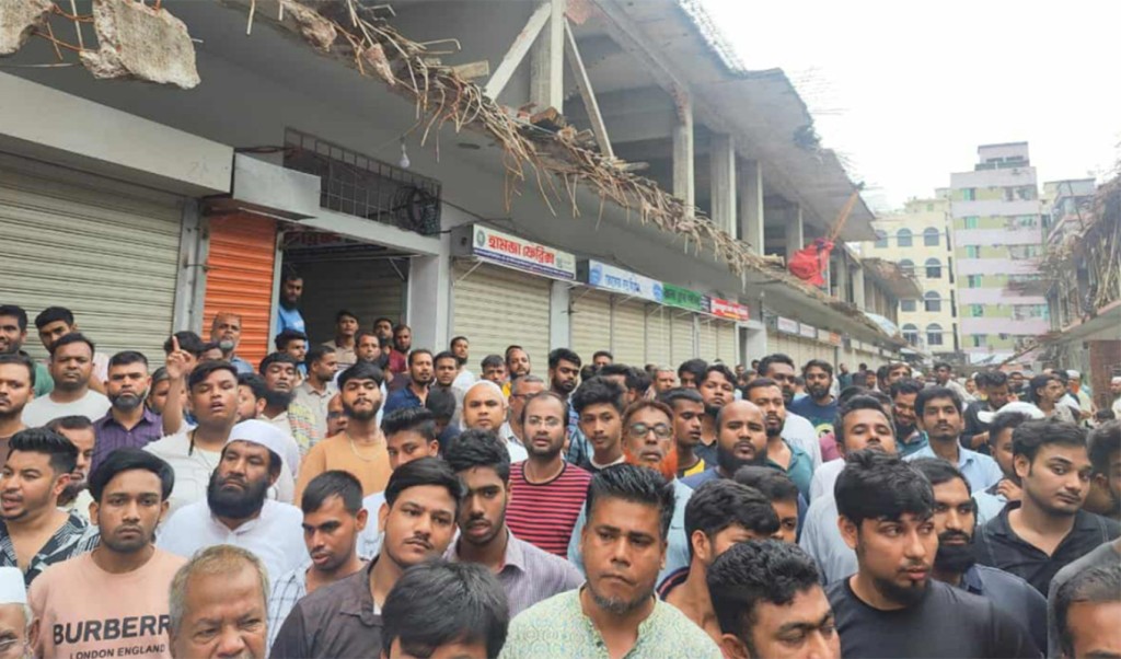 চাঁদা না পেয়ে মার্কেটে তালা, বিএনপির নেতাকর্মীর বিরুদ্ধে অভিযোগ 3 চাঁদা না পেয়ে মার্কেটে তালা বিএনপির নেতাকর্মীর বিরুদ্ধে অভিযোগ 1755080470 চাঁদা না পেয়ে মার্কেটে তালা, বিএনপির নেতাকর্মীর বিরুদ্ধে অভিযোগ
