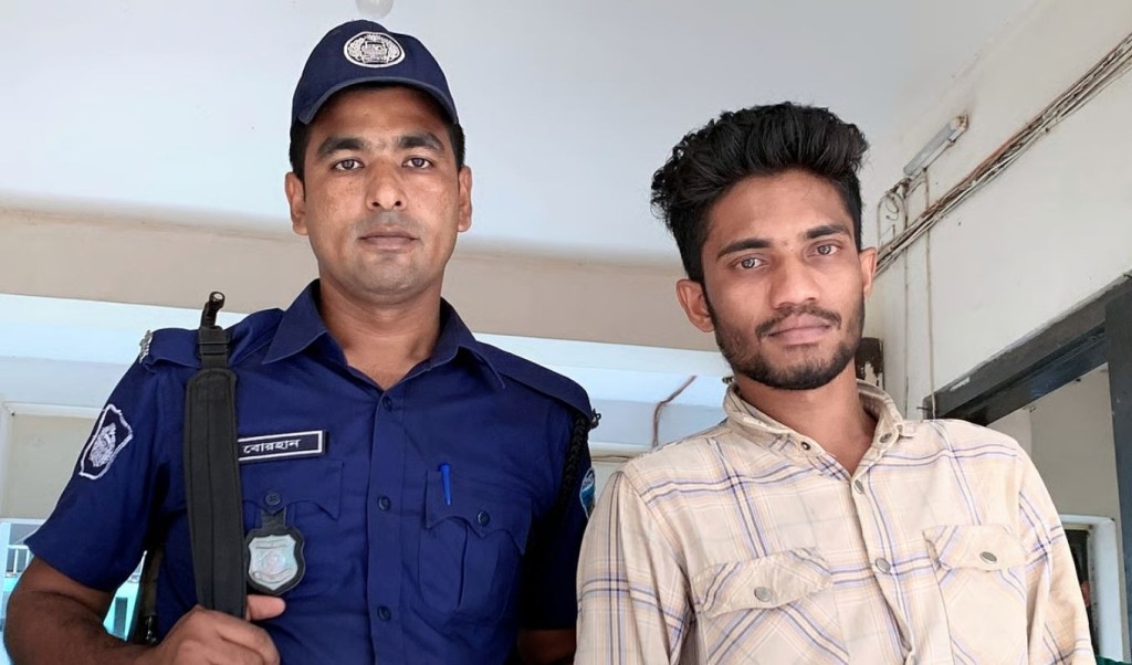 চাঁদাবাজির মামলায় সাবেক ছাত্রদল নেতা গ্রেপ্তার 3 চাঁদাবাজির মামলায় সাবেক ছাত্রদল নেতা গ্রেপ্তার 1755267281 চাঁদাবাজির মামলায় সাবেক ছাত্রদল নেতা গ্রেপ্তার