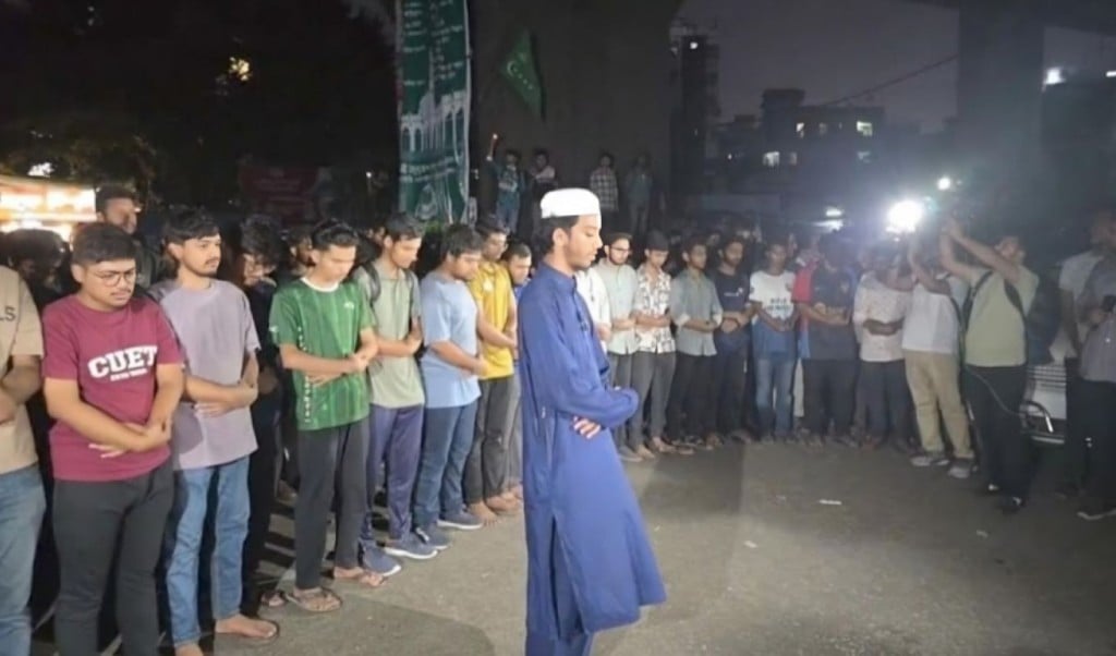 চুয়েট শিক্ষার্থীদের ‘অন্তর্বর্তী সরকারের গায়েবানা জানাজা 1756359710 চট্টগ্রামে অন্তর্বর্তী সরকারের গায়েবানা জানাজা পড়লেন শিক্ষার্থীরা