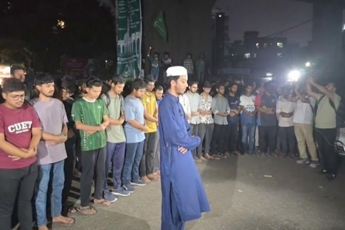 চট্টগ্রামে অন্তর্বর্তী সরকারের গায়েবানা জানাজা পড়লেন শিক্ষার্থীরা