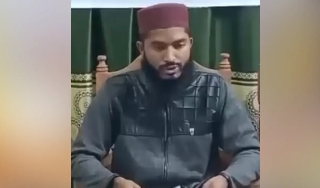 ছাত্রের মাকে নিয়ে উধাও মাদ্রাসাশিক্ষক, স্বামীর অভিযোগ ‘তাবিজ করেছে’ 3 মাদ্রাসাশিক্ষক