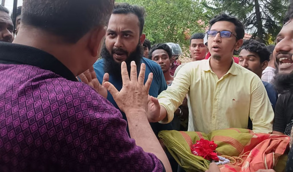 ছিনতাই প্রতিরোধে ব্যর্থ ওসির জন্য শাড়ি–চুড়ি নিয়ে এলেন জনতা 1754150284 ছিনতাই প্রতিরোধে ব্যর্থ, ওসির জন্য শাড়ি–চুড়ি নিয়ে এলেন জনতা