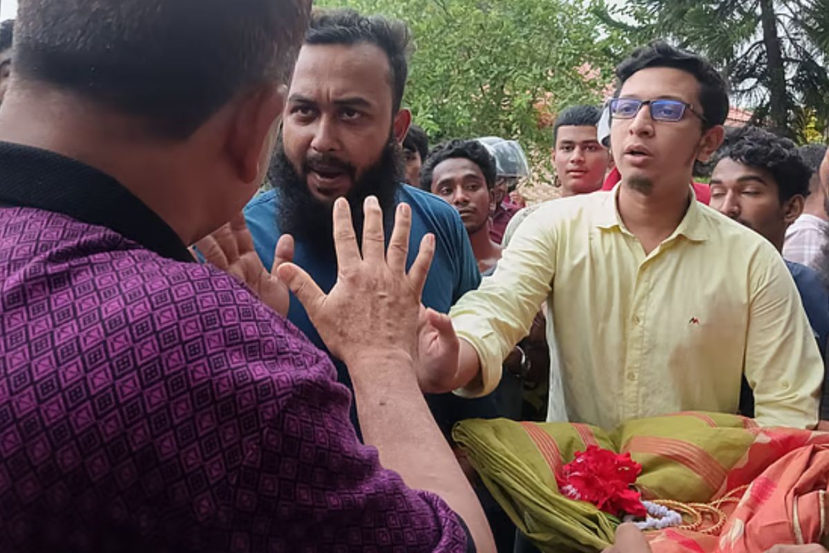ছিনতাই প্রতিরোধে ব্যর্থ, ওসির জন্য শাড়ি–চুড়ি নিয়ে এলেন জনতা