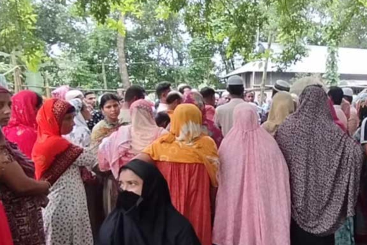 জমি নিয়ে বিরোধে পেট্রল ঢেলে নারীকে পুড়িয়ে হত্যা