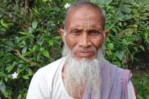 জমি লিখে নিয়ে মা-বাবাকে বাড়ি থেকে তাড়িয়ে দিলো ছেলে