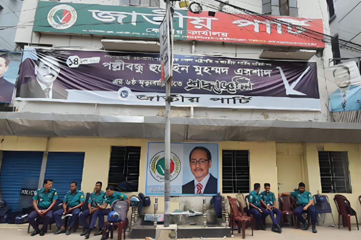 জাতীয় পার্টির কার্যালয়ের সামনে নিরাপত্তা জোরদার