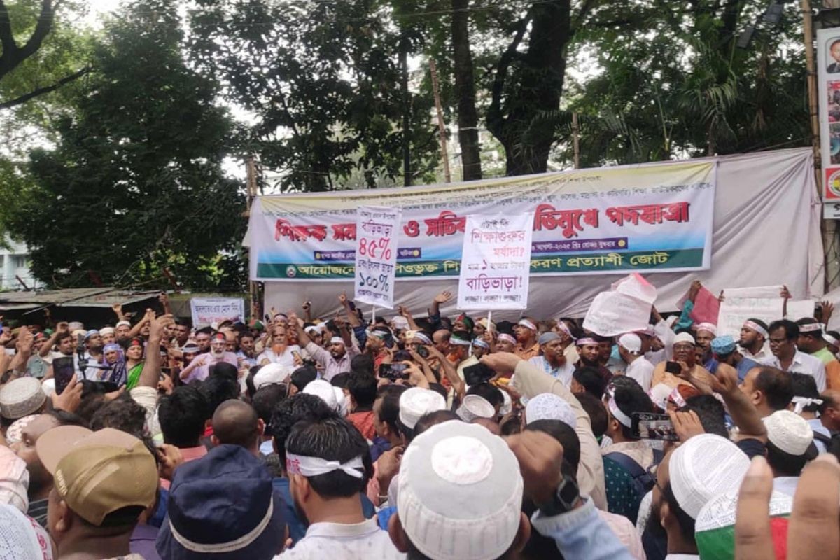 জাতীয়করণের দাবিতে এমপিওভুক্ত শিক্ষকদের মহাসমাবেশ চলছে