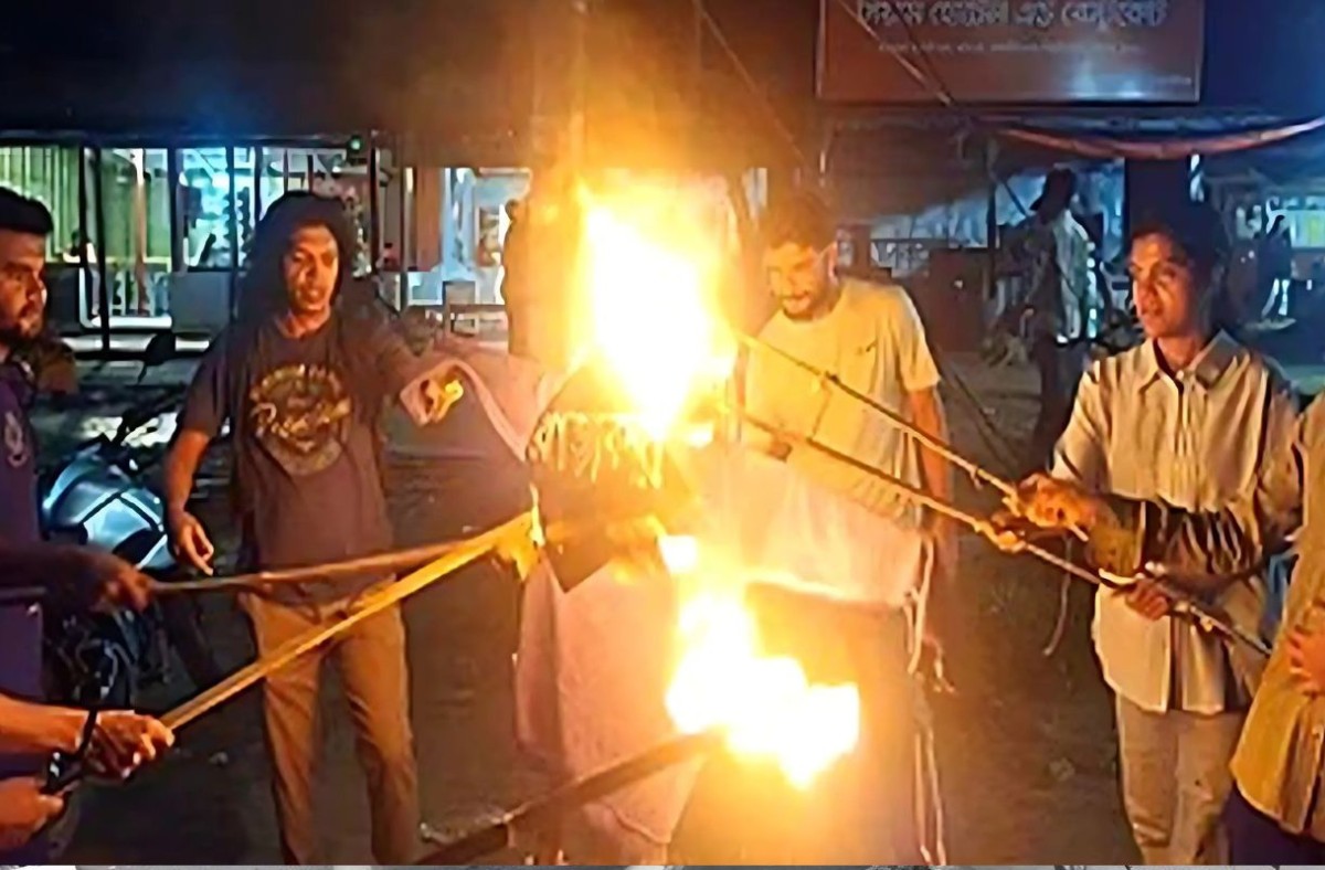জাবিতে রাজাকার লেখা কুশপুতুল দাহ ও মশাল মিছিল