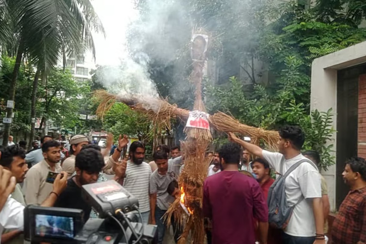 জি এম কাদেরকে ২৪ ঘণ্টার মধ্যে গ্রেপ্তারের দাবি, পোড়ানো হলো কুশপুত্তলিকা
