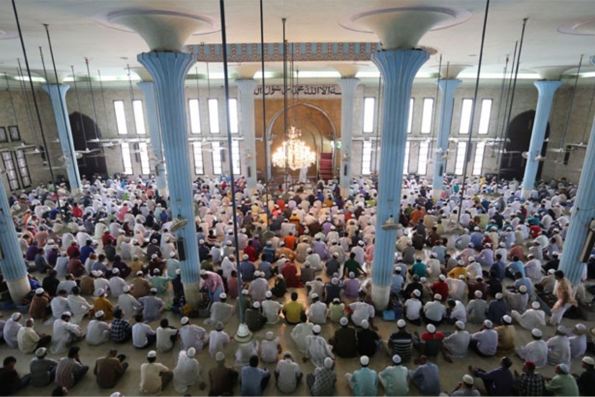 জুমার নামাজে না গেলে ২ বছরের কারাদণ্ড
