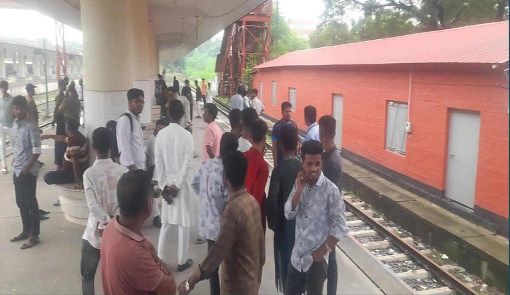 জুলাই বিশেষ ট্রেন পছন্দ না হওয়ায় রাজশাহীতে বিক্ষোভ 1754365484 সরকারের বরাদ্দের বিশেষ ট্রেন পছন্দ না হওয়ায় বিক্ষোভ