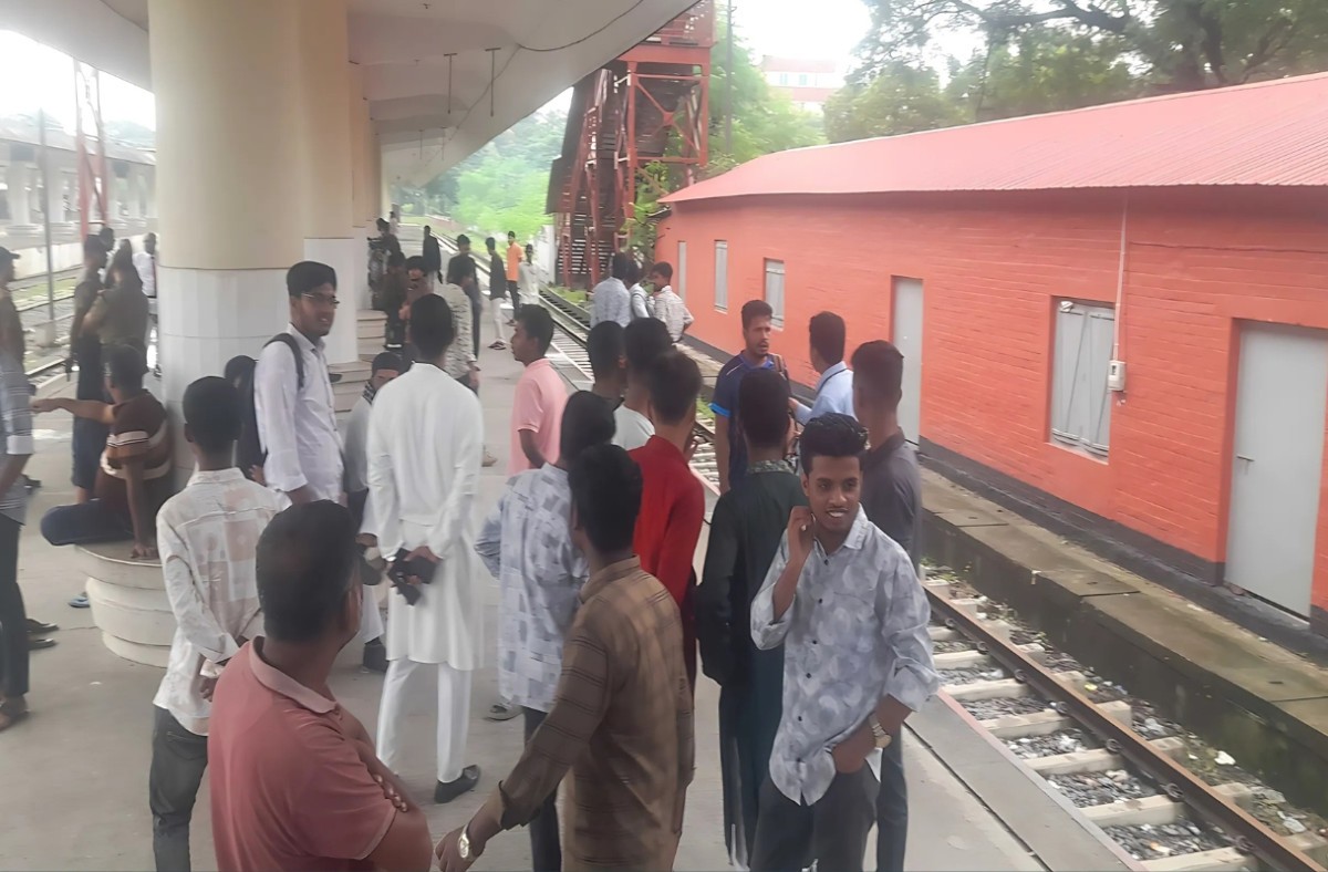 সরকারের বরাদ্দের বিশেষ ট্রেন পছন্দ না হওয়ায় বিক্ষোভ