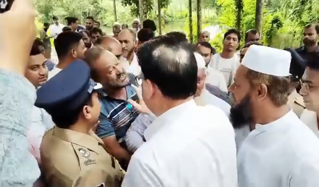 জুলাই শহীদের কবরে দোয়া করতে গিয়ে জামায়াত-বিএনপি নেতা-কর্মীদের হট্টগোল 4 জুলাই শহীদের কবরে দোয়া করতে গিয়ে জামায়াত বিএনপি নেতা কর্মীদের হট্টগোল 1754395272 জুলাই শহীদের কবরে দোয়া করতে গিয়ে জামায়াত-বিএনপি নেতা-কর্মীদের হট্টগোল