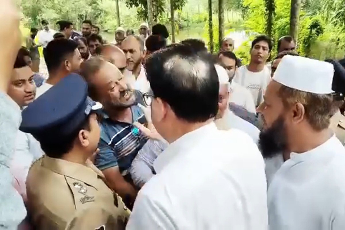 জুলাই শহীদের কবরে দোয়া করতে গিয়ে জামায়াত-বিএনপি নেতা-কর্মীদের হট্টগোল