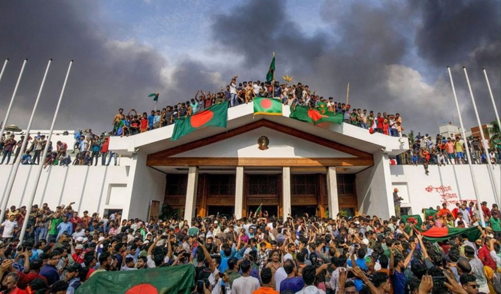 জুলাই সনদের চূড়ান্ত খসড়া গেল রাজনৈতিক দলগুলোর কাছে, সঙ্গে ৮ দফা অঙ্গীকারনামা 4 জুলাই সনদের চূড়ান্ত ৮ দফা খসড়া গেল রাজনৈতিক দলগুলোর কাছে 1755358862 জুলাই সনদের চূড়ান্ত খসড়া গেল রাজনৈতিক দলগুলোর কাছে, সঙ্গে ৮ দফা অঙ্গীকারনামা