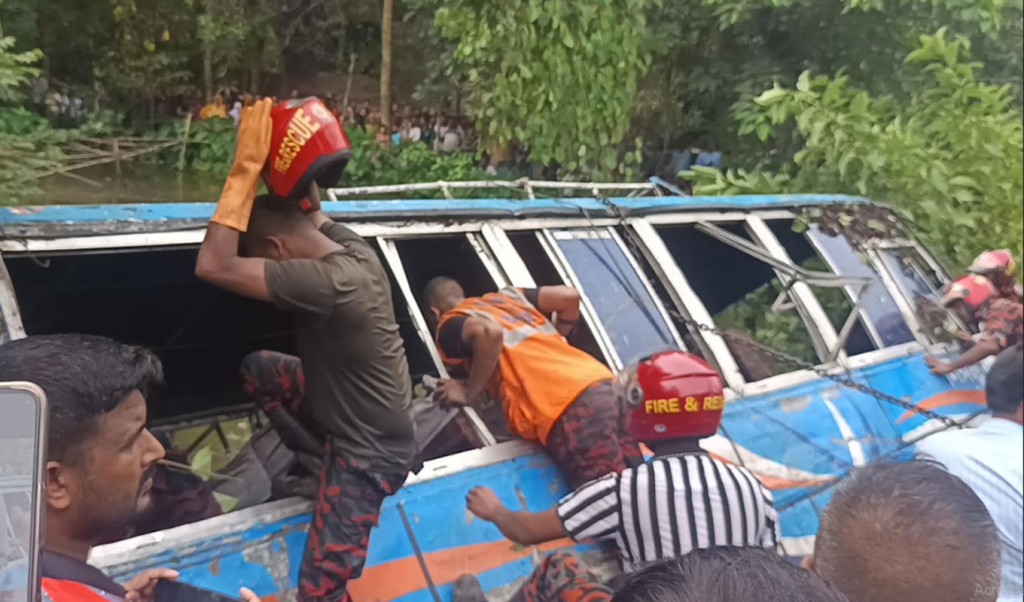 শেরপুরে যাত্রীবাহী বাস পুকুরে পড়ে আহত ২০, শিশু নিখোঁজ 4 ঝিনাইগাতীতে বাস পুকুরে পড়ে আহত ২০ শিশু নিখোঁজ 1754565406 শেরপুরে যাত্রীবাহী বাস পুকুরে পড়ে আহত ২০, শিশু নিখোঁজ