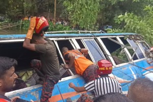 শেরপুরে যাত্রীবাহী বাস পুকুরে পড়ে আহত ২০, শিশু নিখোঁজ
