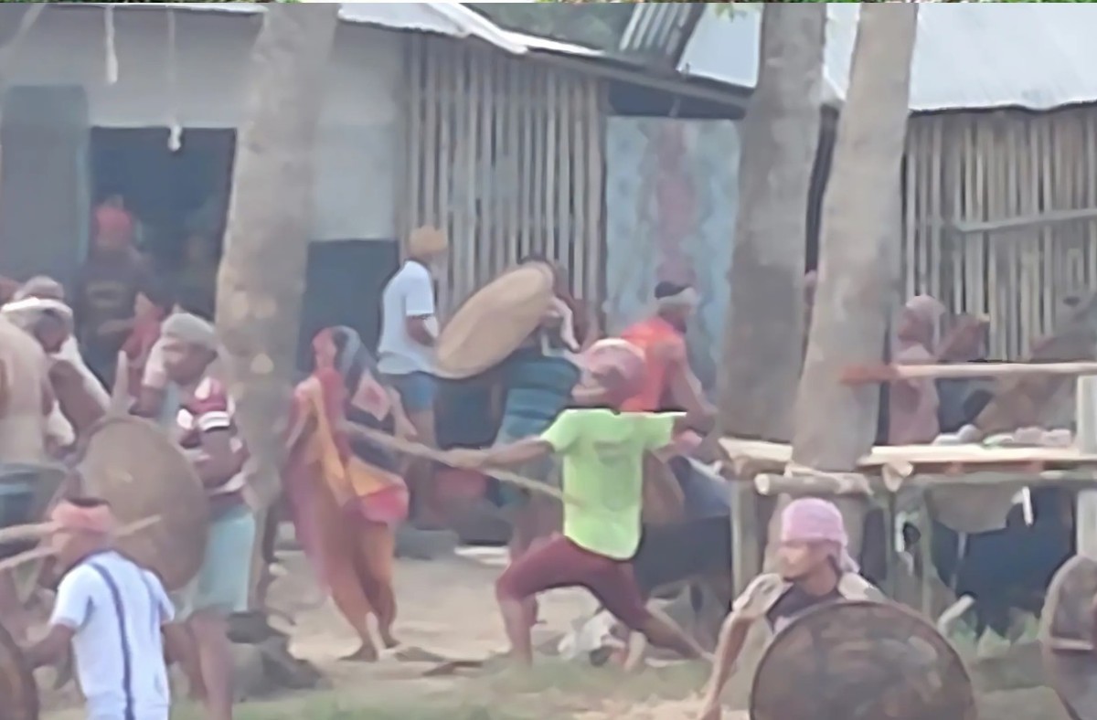 ঝিনাইদহে ভ্যানভাড়া চাওয়াকে কেন্দ্র দুইপক্ষের সংঘর্ষে আহত ১০