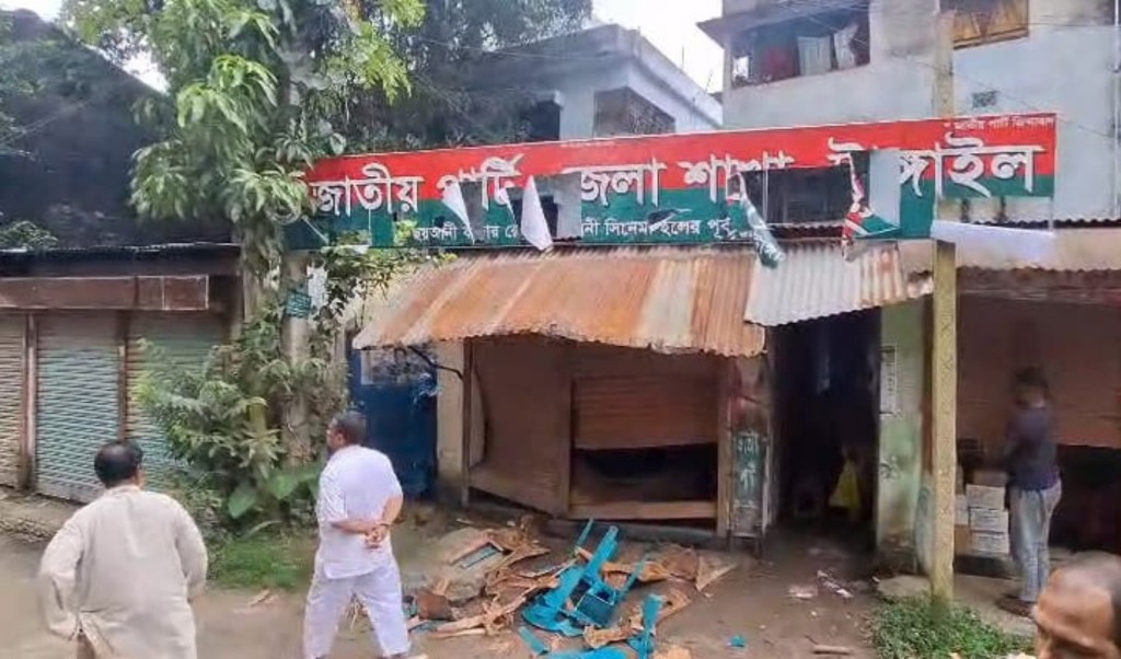 টাঙ্গাইলে জাতীয় পার্টির কার্যালয়ে ভাঙচুর 4 টাঙ্গাইলে জাতীয় পার্টির কার্যালয়ে ভাঙচুর 1756545982 টাঙ্গাইলে জাতীয় পার্টির কার্যালয়ে ভাঙচুর