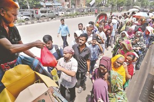 টিসিবির লাইনে মধ্যবিত্তের সঙ্গে মেসের শিক্ষার্থীরাও!