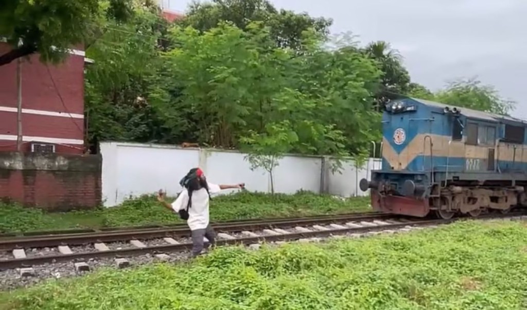 রাজশাহীতে ট্রেনে পাথর ছোড়ার ভিডিও ভাইরাল, চুপ রেলওয়ে কর্তৃপক্ষ 3 ট্রেনে পাথর ছোড়ার ভিডিও ভাইরাল চুপ রেলওয়ে কর্তৃপক্ষ 1754401888 রাজশাহীতে ট্রেনে পাথর ছোড়ার ভিডিও ভাইরাল, চুপ রেলওয়ে কর্তৃপক্ষ