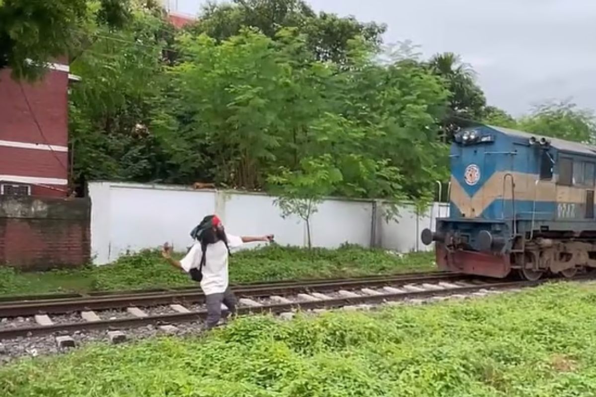 রাজশাহীতে ট্রেনে পাথর ছোড়ার ভিডিও ভাইরাল, চুপ রেলওয়ে কর্তৃপক্ষ
