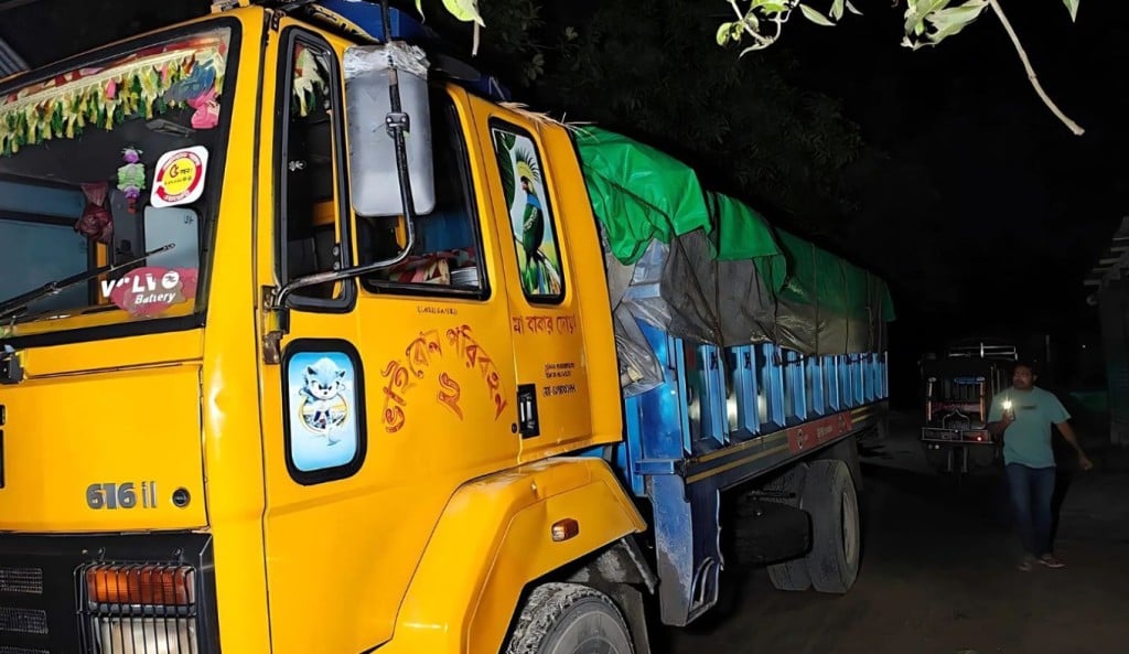 ঠাকুরগাঁওয়ে মধ্যরাতে সরকারি সার বোঝাই ট্রাক আটক 1755664601 ঠাকুরগাঁওয়ে মধ্যরাতে সরকারি সার বোঝাই ট্রাক আটক