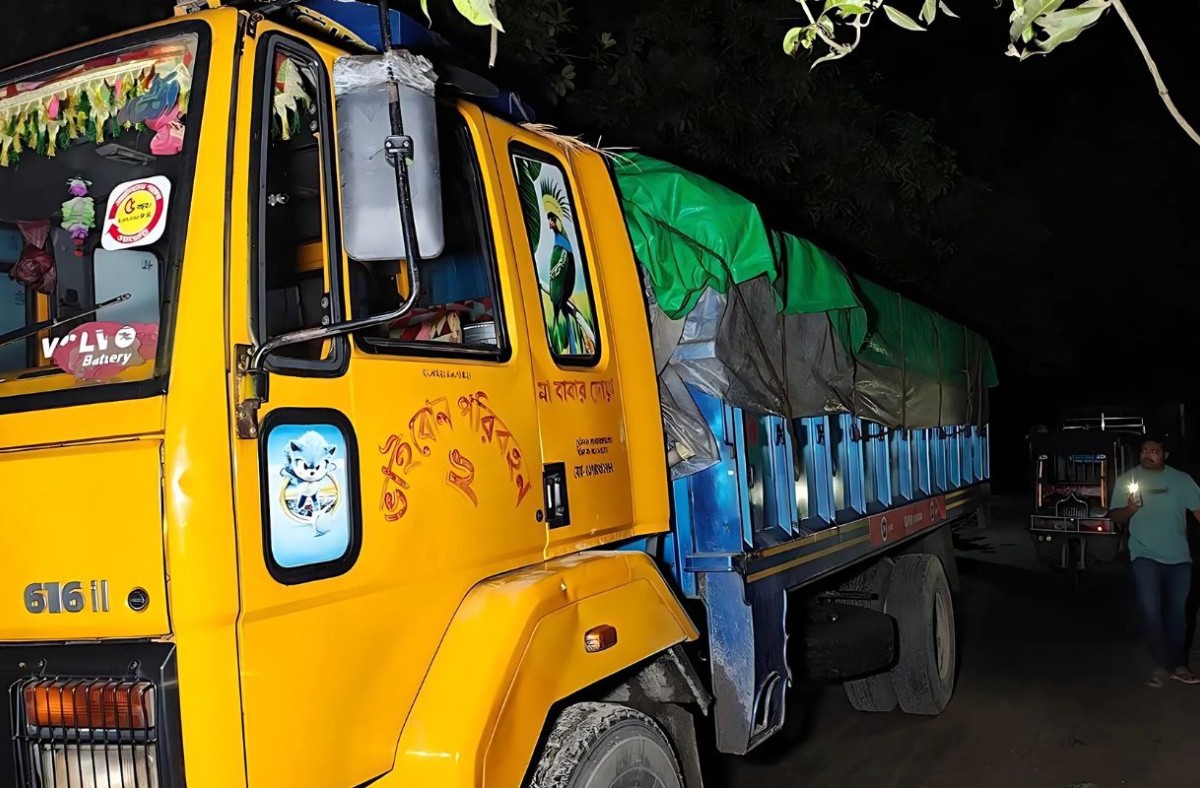 ঠাকুরগাঁওয়ে মধ্যরাতে সরকারি সার বোঝাই ট্রাক আটক