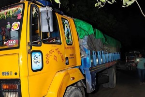 ঠাকুরগাঁওয়ে মধ্যরাতে সরকারি সার বোঝাই ট্রাক আটক