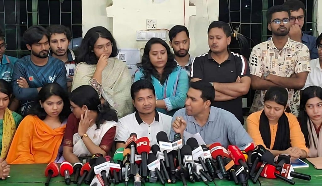 ডাকসু নির্বাচন হলে মব সন্ত্রাস সৃষ্টি করে ছাত্রদল নেত্রীকে মনোনয়নপত্র সংগ্রহে বাধা 1755579426 ডাকসু নির্বাচন: হলে ‘মব সন্ত্রাস’ সৃষ্টি করে ছাত্রদল নেত্রীকে মনোনয়নপত্র সংগ্রহে বাধা