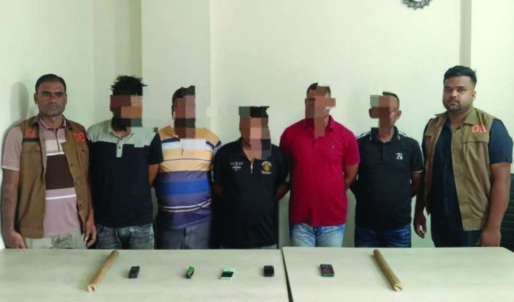 ডাকাতির প্রস্তুতিকালে দেশীয় অস্ত্রসহ গ্রেপ্তার ৫ ডাকাত 3 ডাকাত 1755491885 ডাকাতির প্রস্তুতিকালে দেশীয় অস্ত্রসহ গ্রেপ্তার ৫ ডাকাত