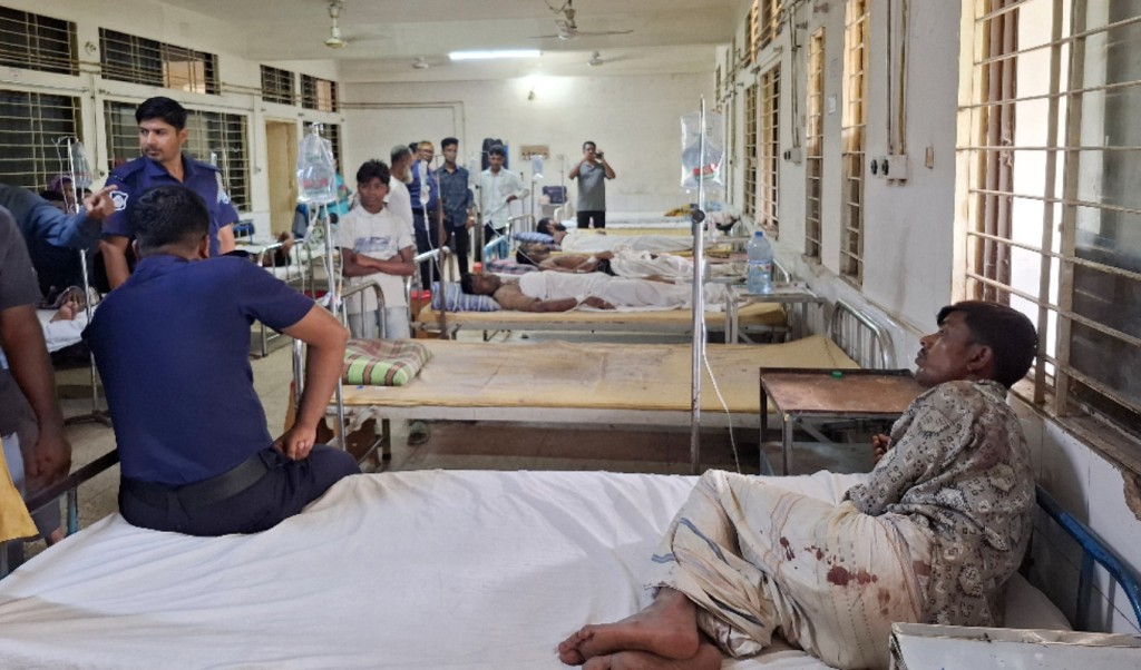 ভাড়াটিয়া সেজে বাড়ি দেখে রাতে ডাকাতি, গণপিটুনিতে আহত ৫ 4 ডাকাতি করতে গিয়ে ৫ জন গণপিটুনির শিকার 1754478772 ভাড়াটিয়া সেজে বাড়ি দেখে রাতে ডাকাতি, গণপিটুনিতে আহত ৫
