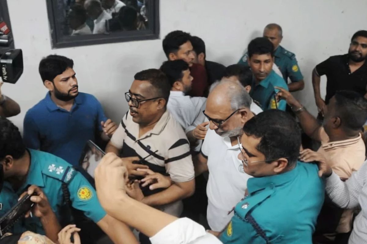 ডিবি হেফাজতে লতিফ সিদ্দিকী ও ঢাবি শিক্ষক কার্জনসহ ১১ জন