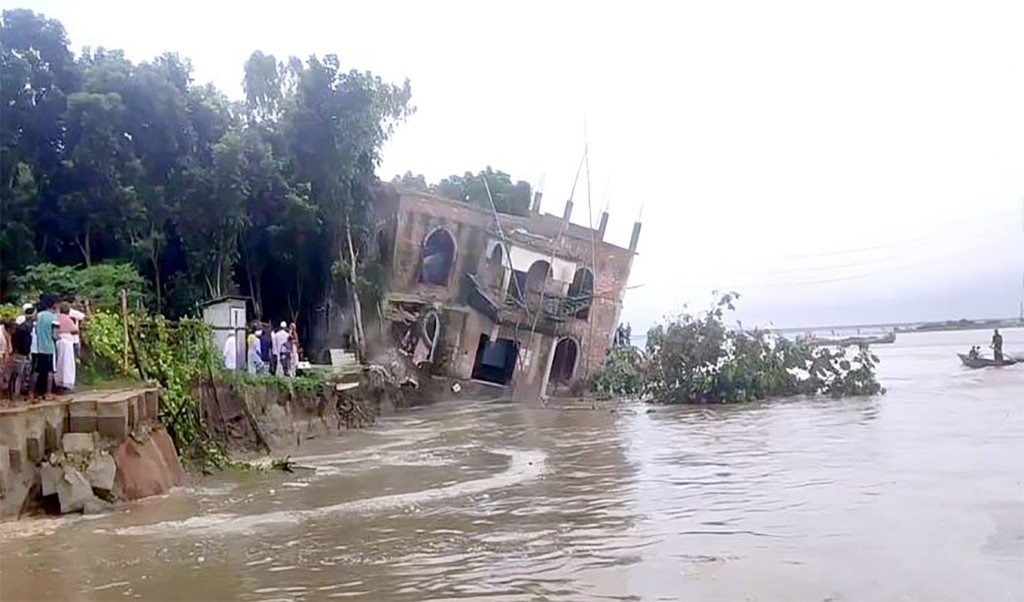 ডুবে গেলো মসজিদ 1754379150 কয়েক সেকেন্ডের ব্যবধানে বিলীন হয়ে গেলো দ্বিতল মসজিদ