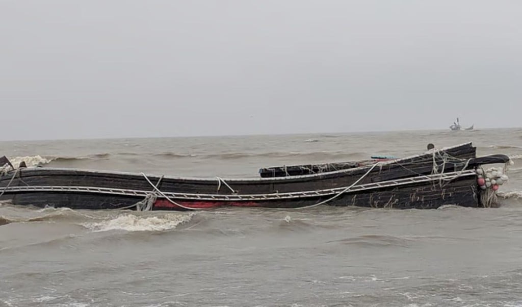 ডুবে যাওয়া ট্রলারের সঙ্গে কুয়াকাটায় ভেসে এল জেলের মরদেহ 1754563069 ডুবে যাওয়া ট্রলারের সঙ্গে কুয়াকাটায় ভেসে এল জেলের মরদেহ