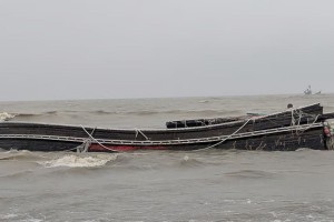 ডুবে যাওয়া ট্রলারের সঙ্গে কুয়াকাটায় ভেসে এল জেলের মরদেহ