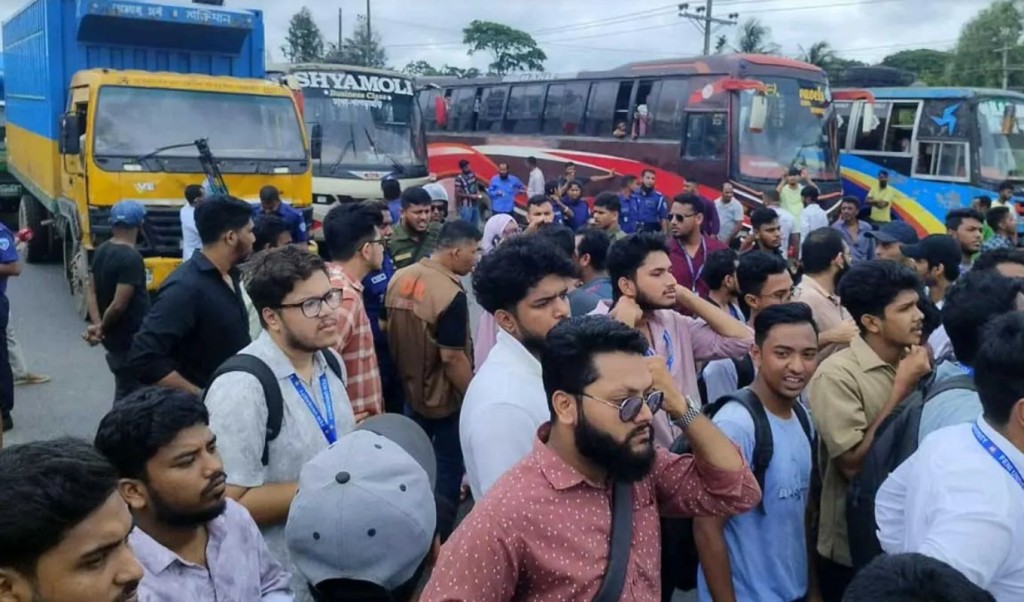 ঢাকা-চট্টগ্রাম মহাসড়ক অবরোধ 3 ঢাকা চট্টগ্রাম মহাসড়ক অবরোধ 1755762424 ঢাকা-চট্টগ্রাম মহাসড়ক অবরোধ