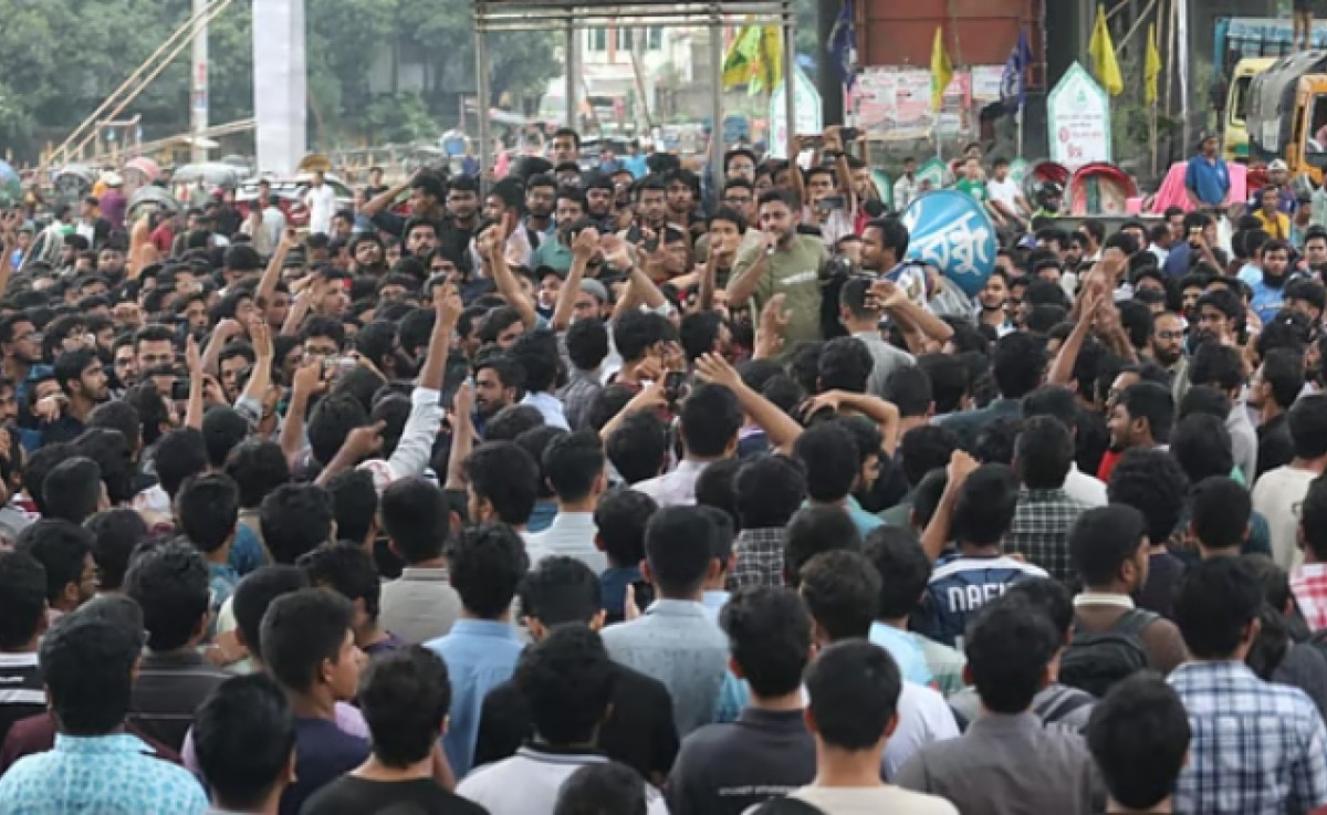 ঢাকায় প্রকৌশল শিক্ষার্থীদের ওপর হামলার প্রতিবাদে চট্টগ্রামে সড়ক অবরোধ