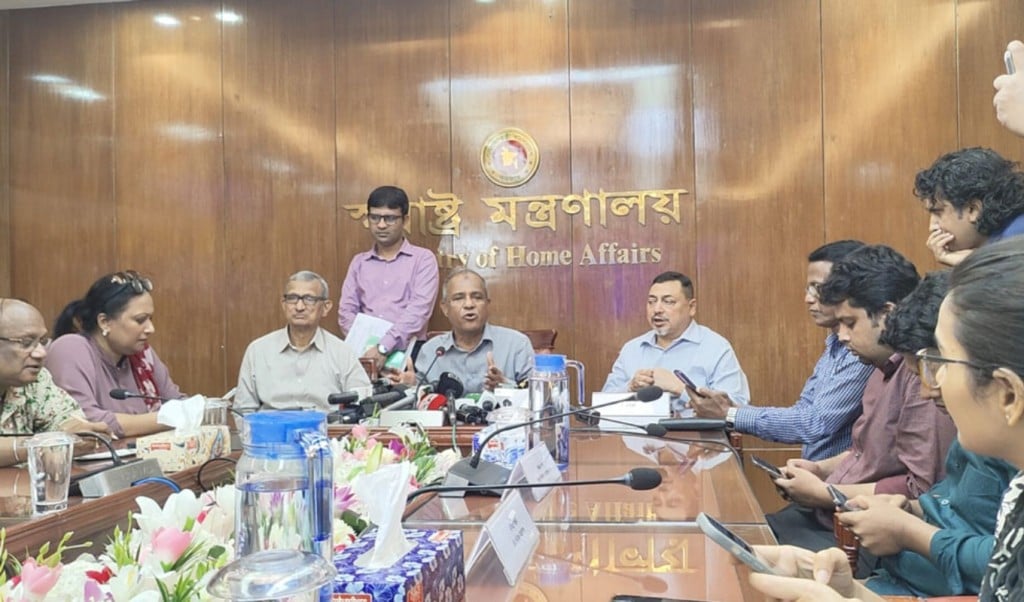 তফসিলের আগে এসপি-ওসিদের বদলি হবে লটারির মাধ্যমে: স্বরাষ্ট্র উপদেষ্টা 4 তফসিলের আগে এসপি ওসিদের বদলি হবে লটারির মাধ্যমে স্বরাষ্ট্র উপদেষ্টা 1754477954 তফসিলের আগে এসপি-ওসিদের বদলি হবে লটারির মাধ্যমে: স্বরাষ্ট্র উপদেষ্টা