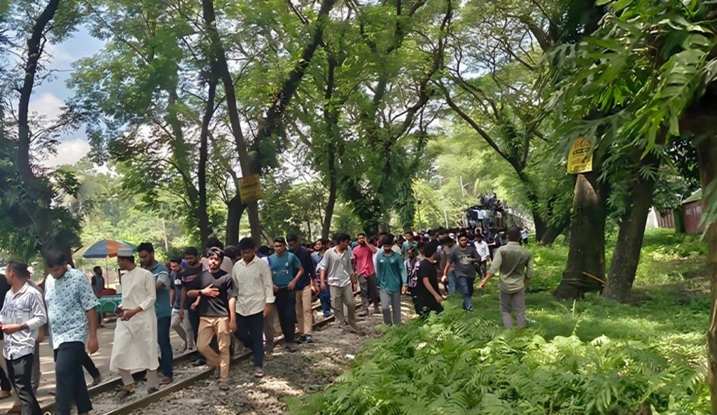 তিন দফা দাবিতে বাকৃবি শিক্ষার্থীদের বিক্ষোভ ঢাকা ময়মনসিংহ রেল যোগাযোগ বন্ধ 1756625347 তিন দফা দাবিতে বাকৃবি শিক্ষার্থীদের বিক্ষোভ, ঢাকা-ময়মনসিংহ রেল যোগাযোগ বন্ধ