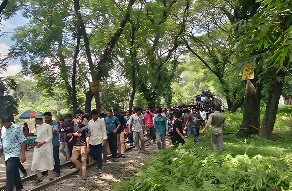 তিন দফা দাবিতে বাকৃবি শিক্ষার্থীদের বিক্ষোভ, ঢাকা-ময়মনসিংহ রেল যোগাযোগ বন্ধ